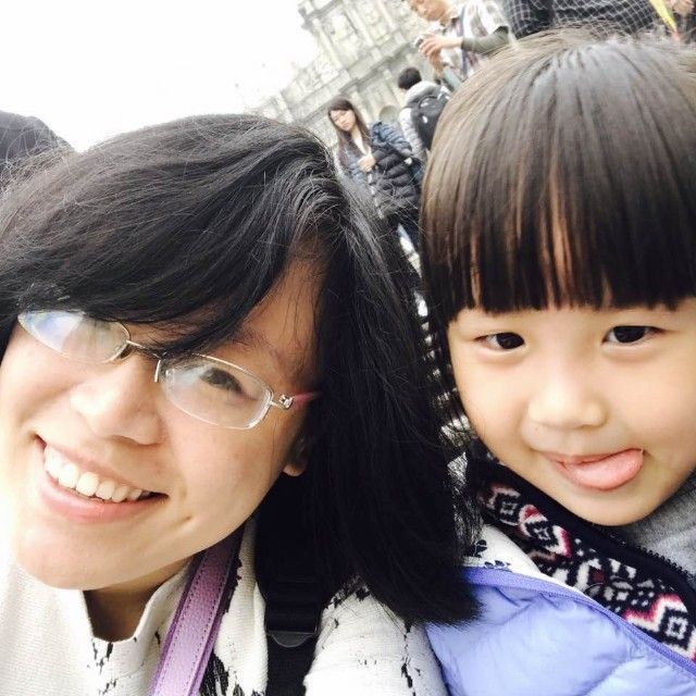 神笔白糖：我在盘子里画了只蝌蚪，加了点水，它就活过来游走了！