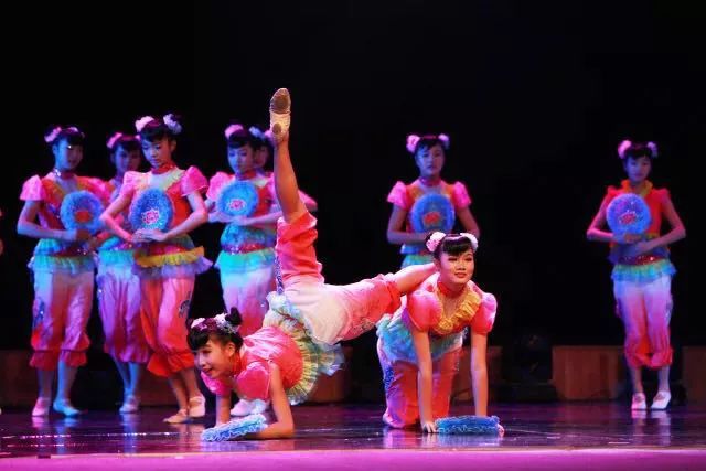 “校长在线”来了，快为闻涛中学男神校长打call~