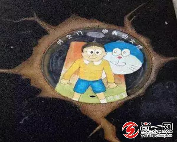 高校学生为井盖作画,萌萌哒学生手绘