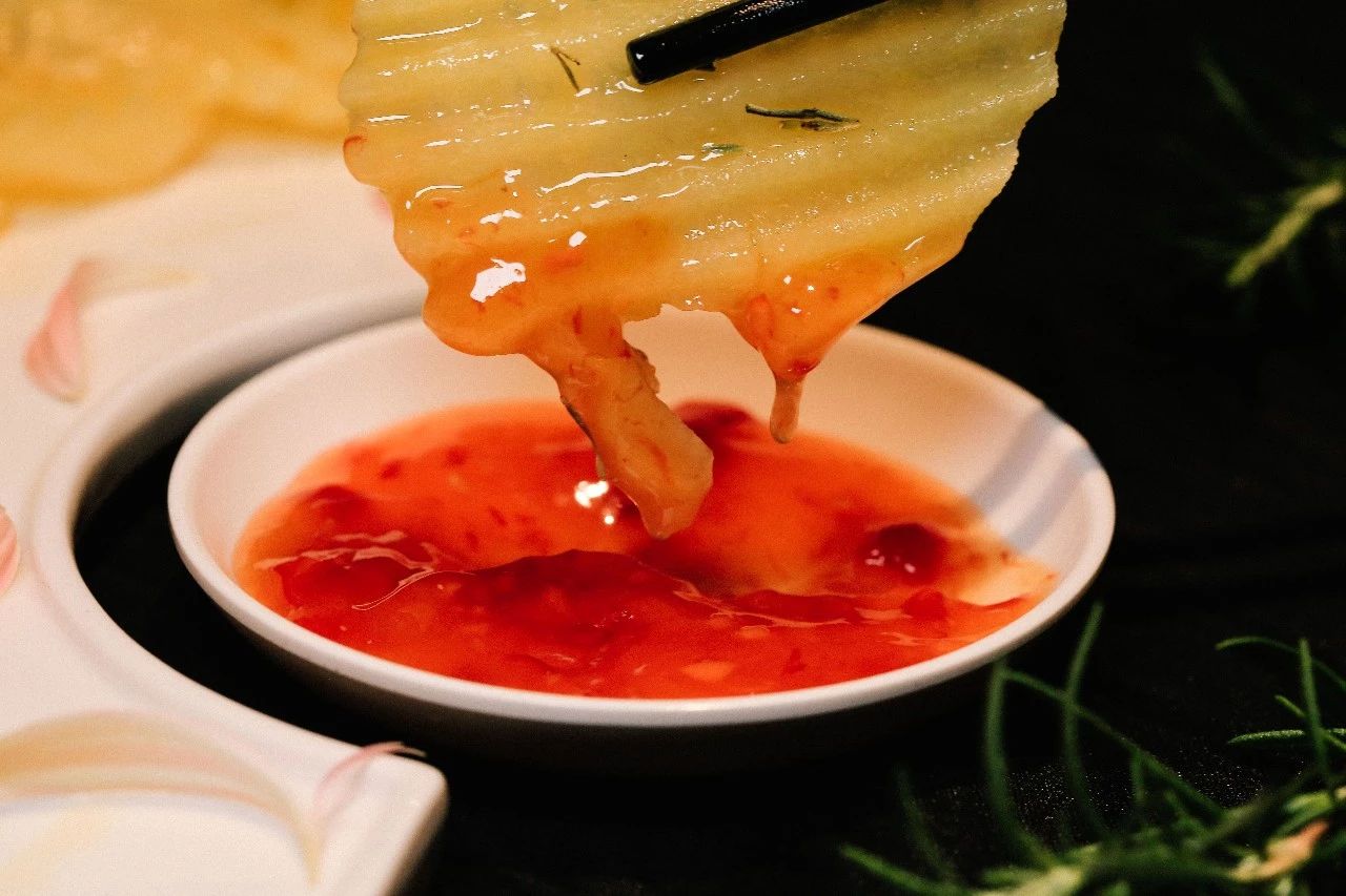 高管放弃高薪，研发出100多道新菜，取材就在店门口的小花园！