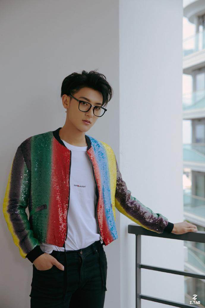 黄子韬西装红毯,黄子韬西装照戛纳电影节背影杀