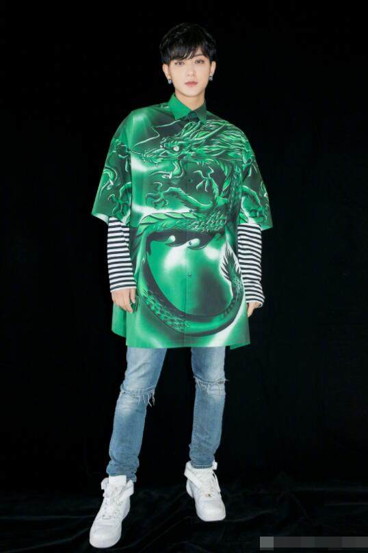 黄子韬西装红毯,黄子韬西装照戛纳电影节背影杀