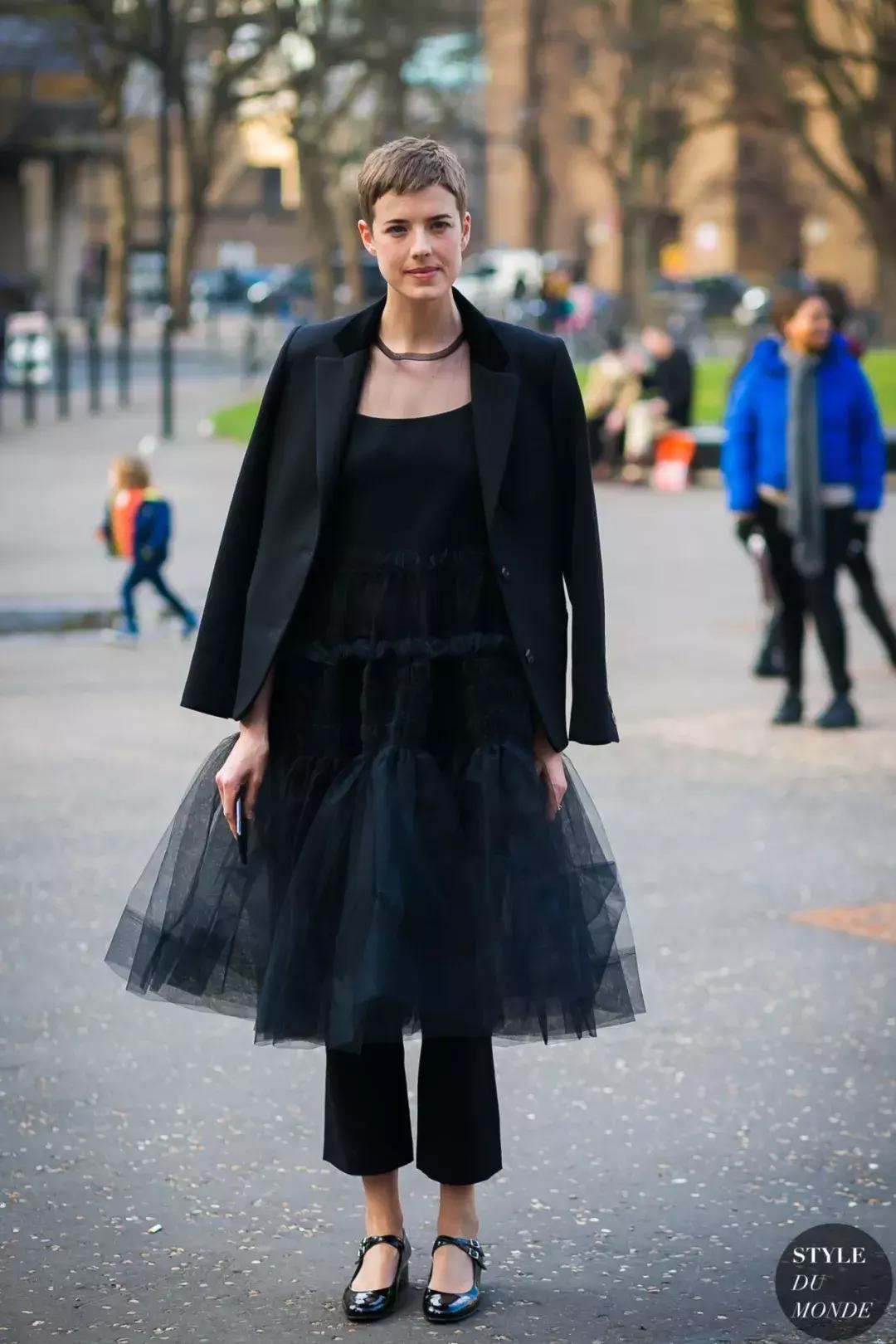 今年流行穿裤子还是裙子呢,今年流行裤子裙子一起穿