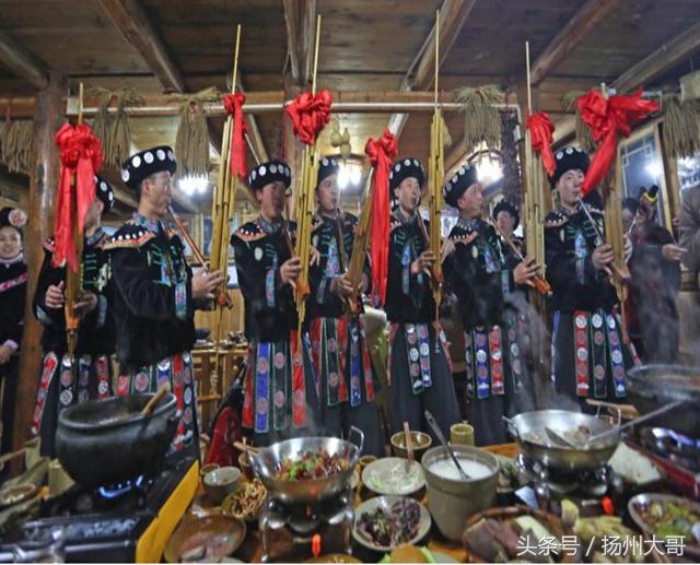 贵州吃的生猛美食,在贵州苗寨吃酸汤鱼