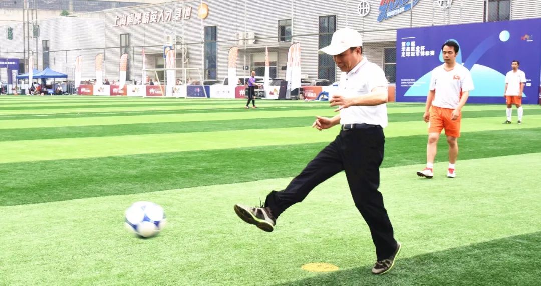 “宅男”也疯狂,且看足球赛场谁是英雄?