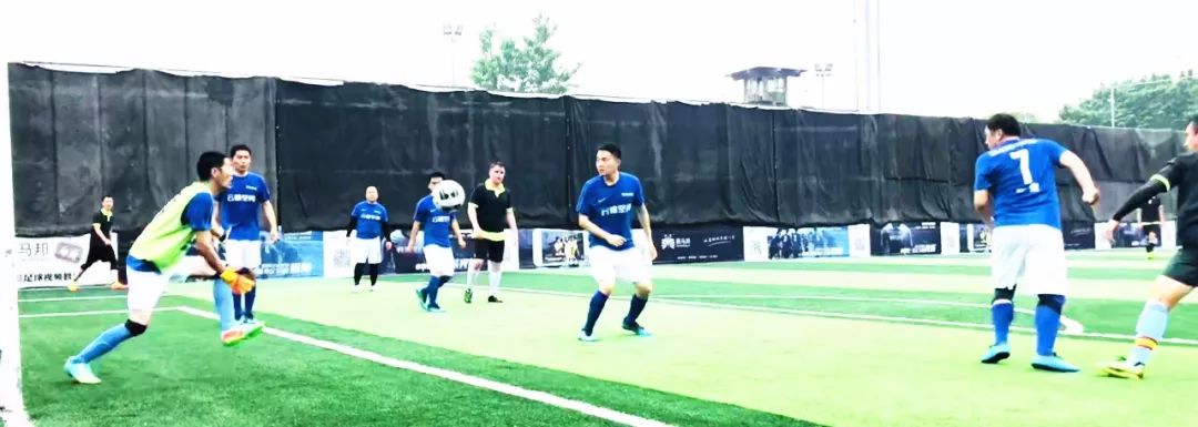 “宅男”也疯狂,且看足球赛场谁是英雄?