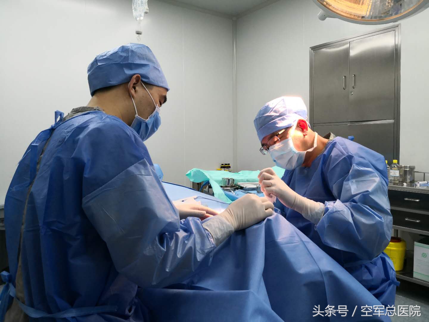 整形医生烧伤女孩,救治烫伤毁容女孩