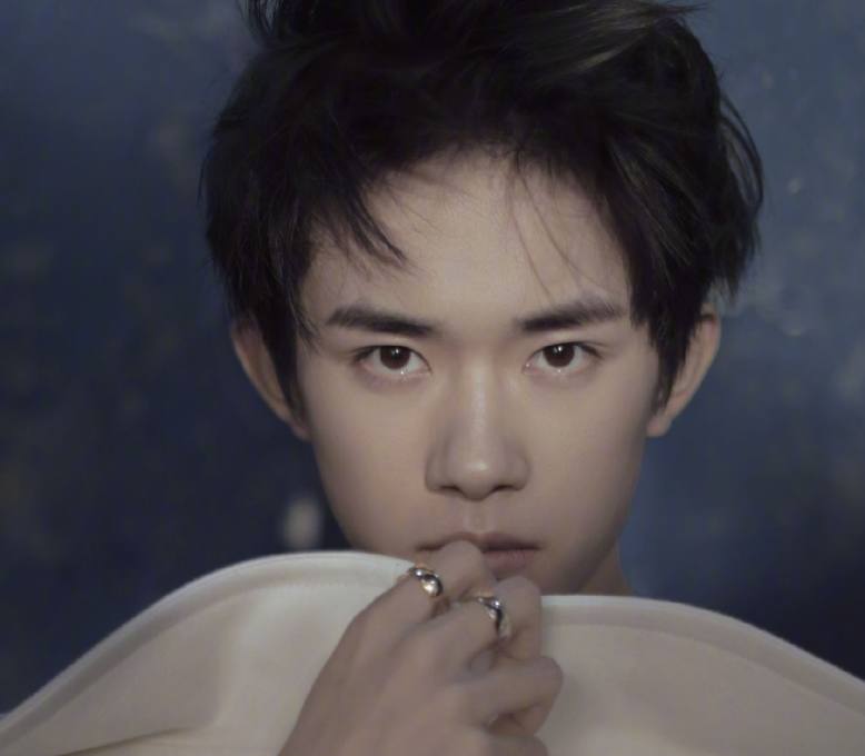 易烊千玺越来越撩！有胖虎护航，粉丝表示：不担心千玺被“拐跑”