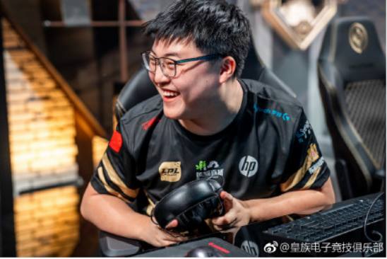 国外网友看uzi在msi操作,外国网友评价msi的uzi