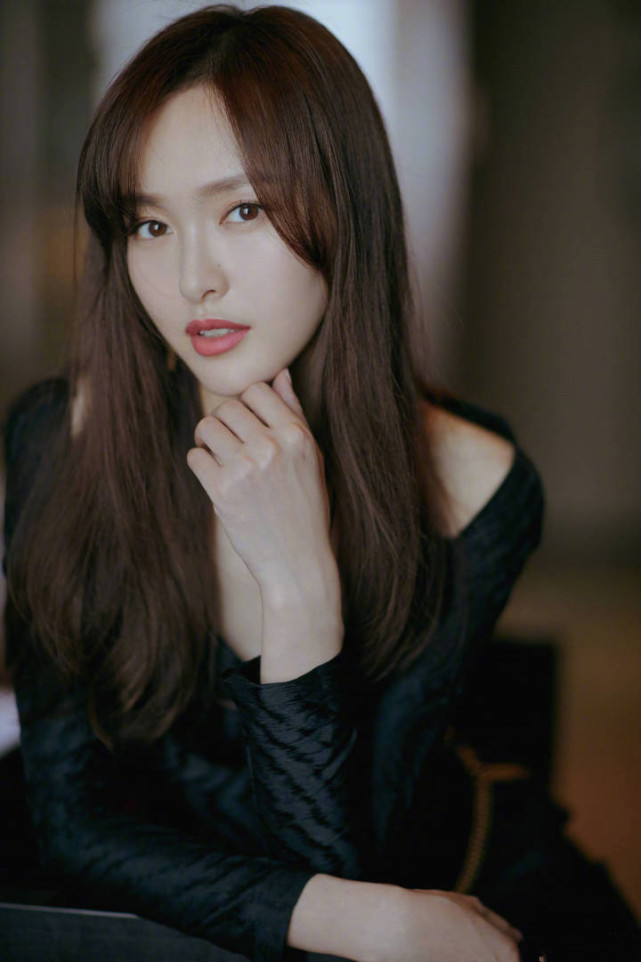 唐嫣粉色露肩短裙出席活动,唐嫣一袭露肩开叉红色长裙