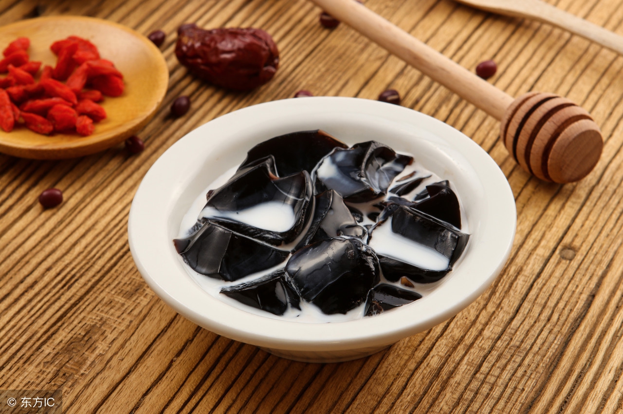 美食夏季解暑龟苓膏制作视频,清凉解暑台式烧仙草龟苓膏