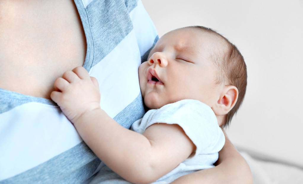 婴儿刚出生很丑后面越来越漂亮,刚出生时长得很丑长大后会好看吗