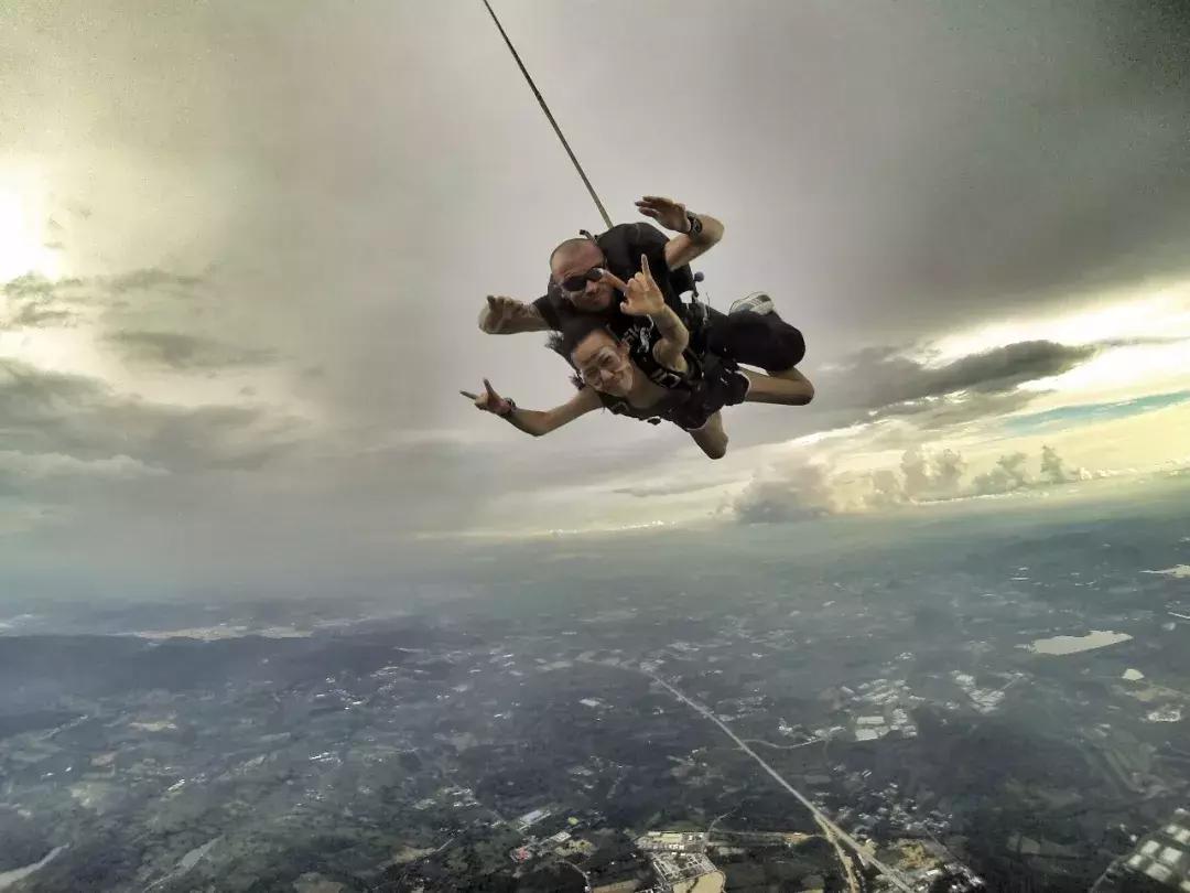 开柜计划｜美女纹身师的衣柜里，都是最Cool的黑白灰！