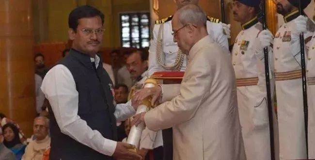 拿着卫生巾拍照为什么成了潮流？