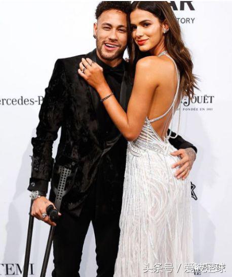 内马尔示爱女朋友,内马尔带女友拍广告视频