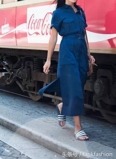 平底拖鞋太火热下面这几款最时髦,又百搭又舒服的拖鞋