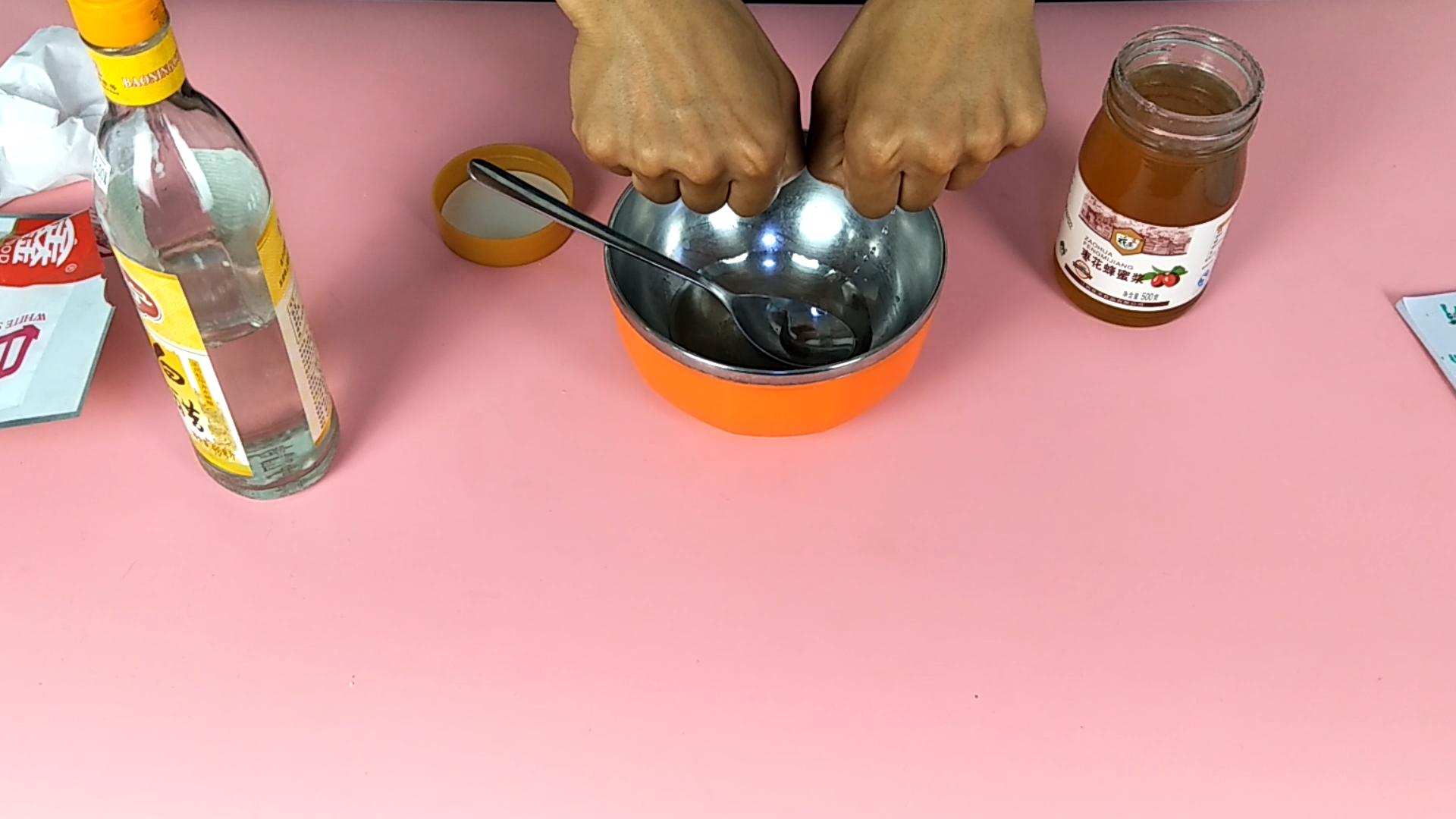 把白醋和蜂蜜放一起,蜂蜜和白醋一起兑开水喝功效