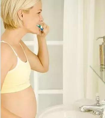 牙齿与牙龈缝处发黑一碰就出血,远离牙龈出血的一点小科普