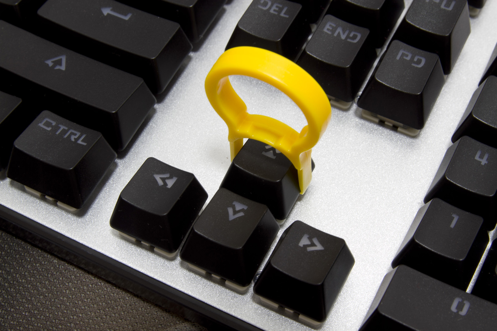 百元以内吃鸡神器推荐,灵逸黑寡妇键盘是什么轴