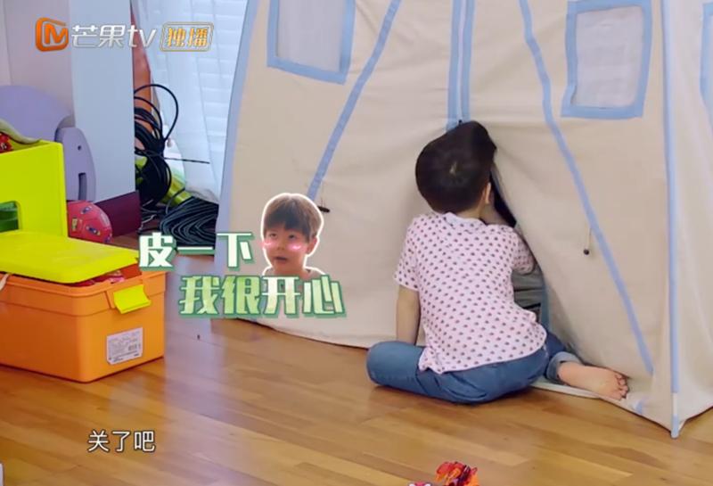 嗯哼对着镜头搞怪,嗯哼摆拍遭路人动手尴尬瞬间