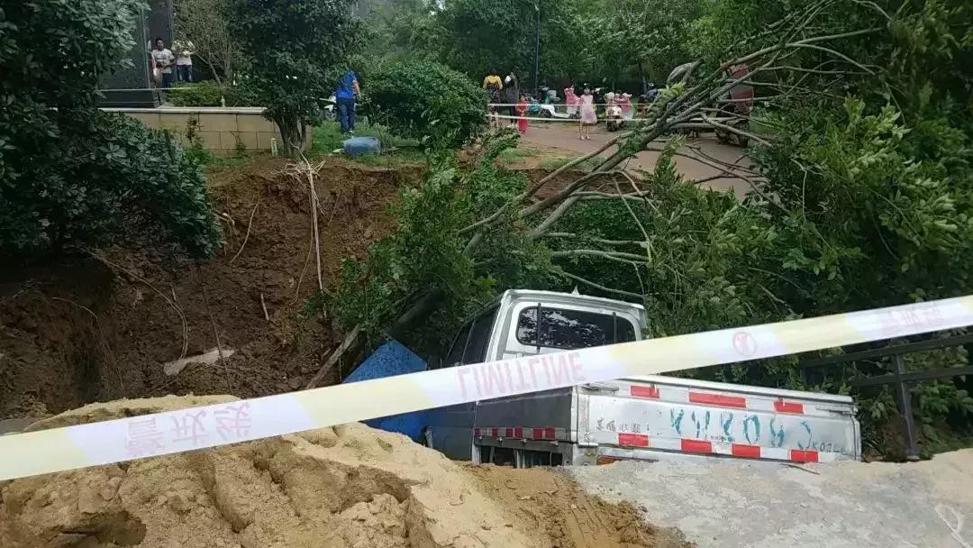 阜阳高速时代华府外墙脱落,阜阳高速时代城墙壁崩裂视频