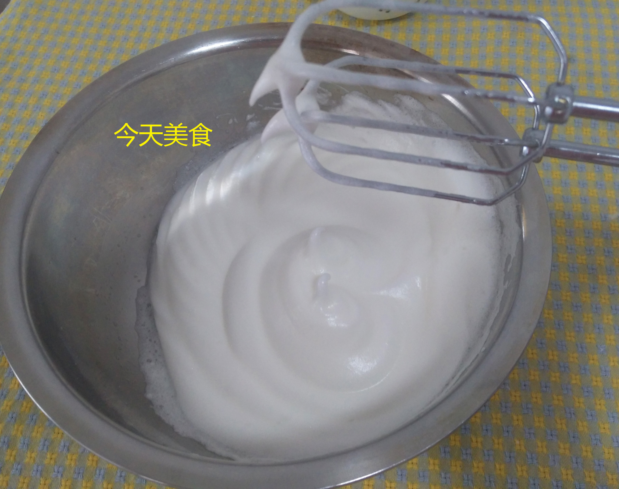 这有详细图文介绍，学一学怎么做蛋糕，就不会被戚风给“气疯”了