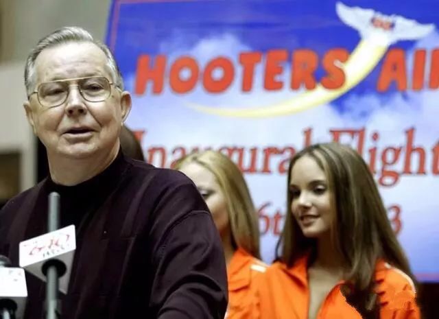 借胸上位的美国版“海底捞”，年入10亿美元，却差点毁在1件小事上…………