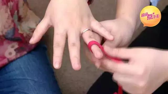 手指被戒指卡住得出动消防?用这招,卡在手上的戒指立马滑落!