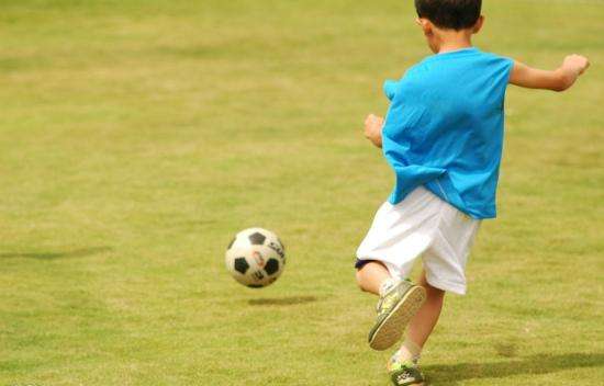 孩子练足球该练什么,踢球的孩子一般吃什么比较好