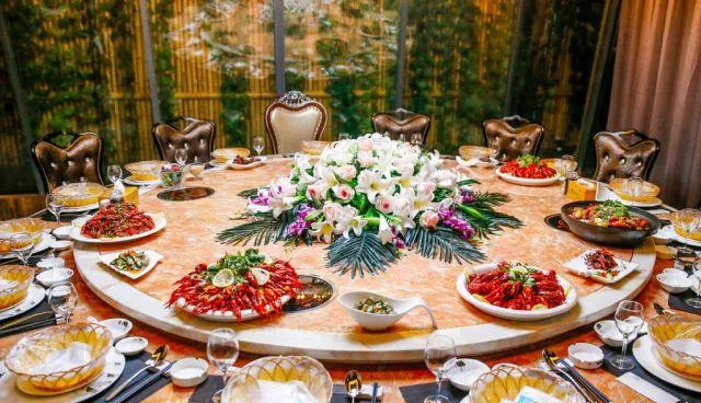 雪浪山花海几步之遥，藏着一个可骑马飚车还风景如画的山庄