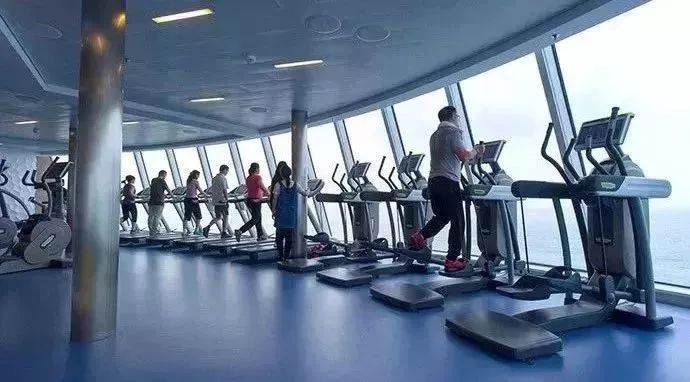 海洋量子号邮轮参观,海洋量子号邮轮航行航拍视频