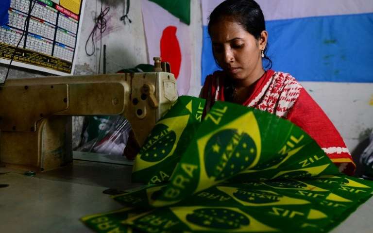 世界杯热潮导致孟加拉国球迷不眠之夜，手工制作这么多球衣旗帜！