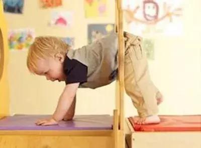 宝宝喜欢玩脚是什么原因,宝宝在床上光脚时会容易感冒吗