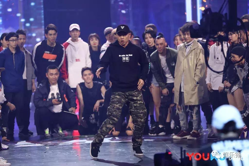 这就是街舞总决赛上的一场舞蹈,这就是街舞第五季的四位队长舞蹈