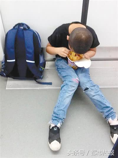 车厢内吃泡面,地铁车厢吃东西不听劝反怼
