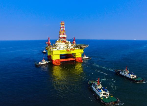 海上的石油钻井平台是怎么固定的，台风来了怎么办？