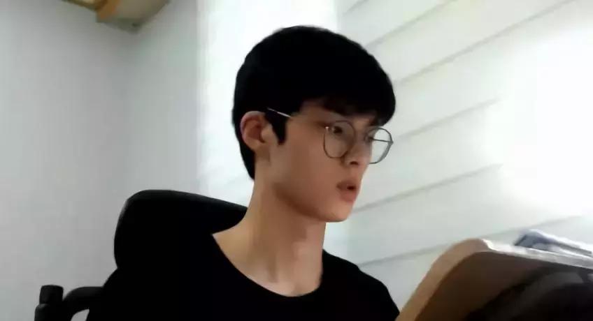 男子门口入室抢劫监控拍下全过程,小伙入室抢劫却遇到更可怕的东西