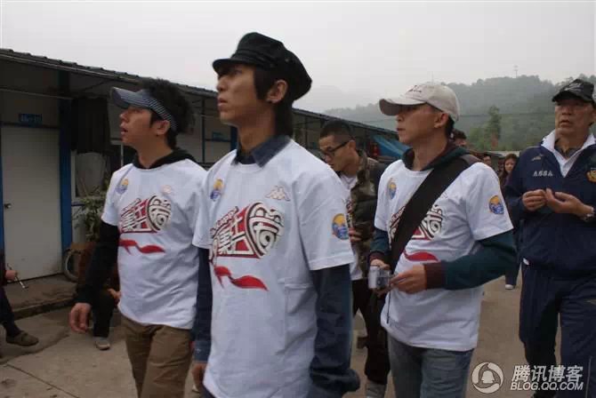 穿越地震带之什邡日记：地震周年谭咏麟黄日华众明星到蓥华小学