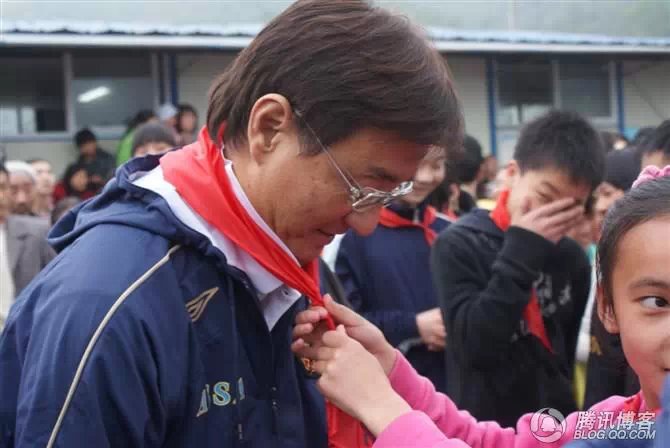 穿越地震带之什邡日记：地震周年谭咏麟黄日华众明星到蓥华小学