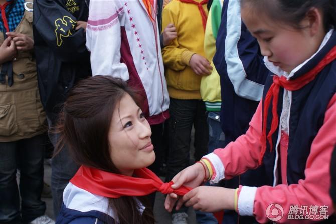 穿越地震带之什邡日记：地震周年谭咏麟黄日华众明星到蓥华小学