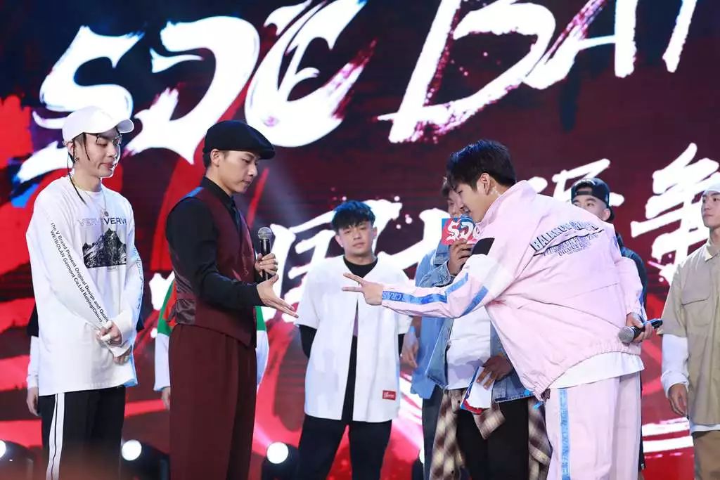 这就是街舞淘汰了一位外国选手,这就是街舞几个人抢桌子上的箱子