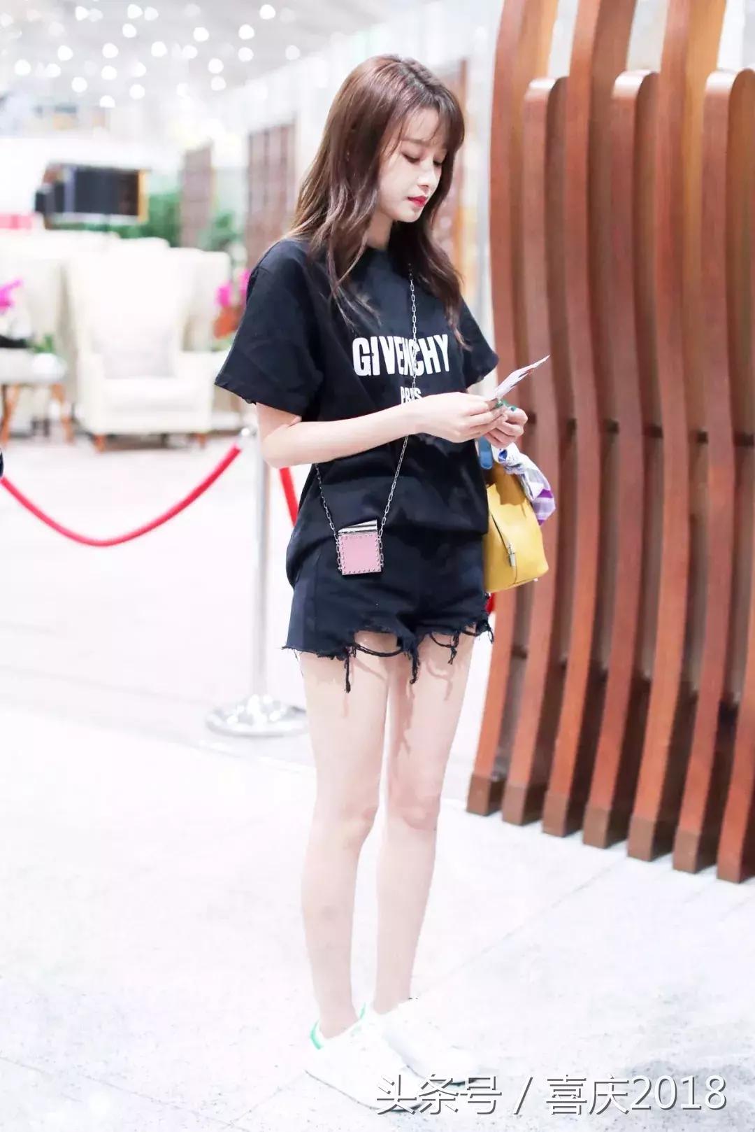 玫红色包包配什么颜色衣服好看,雾霾蓝包包配什么颜色衣服好看