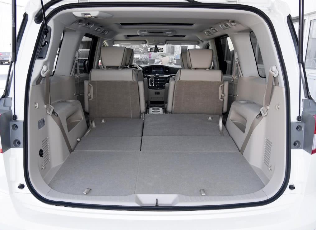 价格不到10万的豪车,日产贵士对比埃尔法