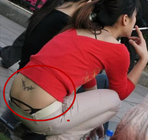 搞笑gif：公司搞活动，集体换裤袜比赛妹子们看起来不是很高兴啊