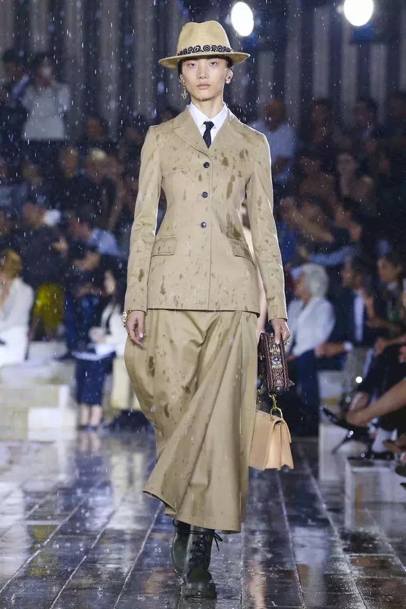 杨采钰迪奥马鞍包,杨采钰出席活动红裙惊艳十足