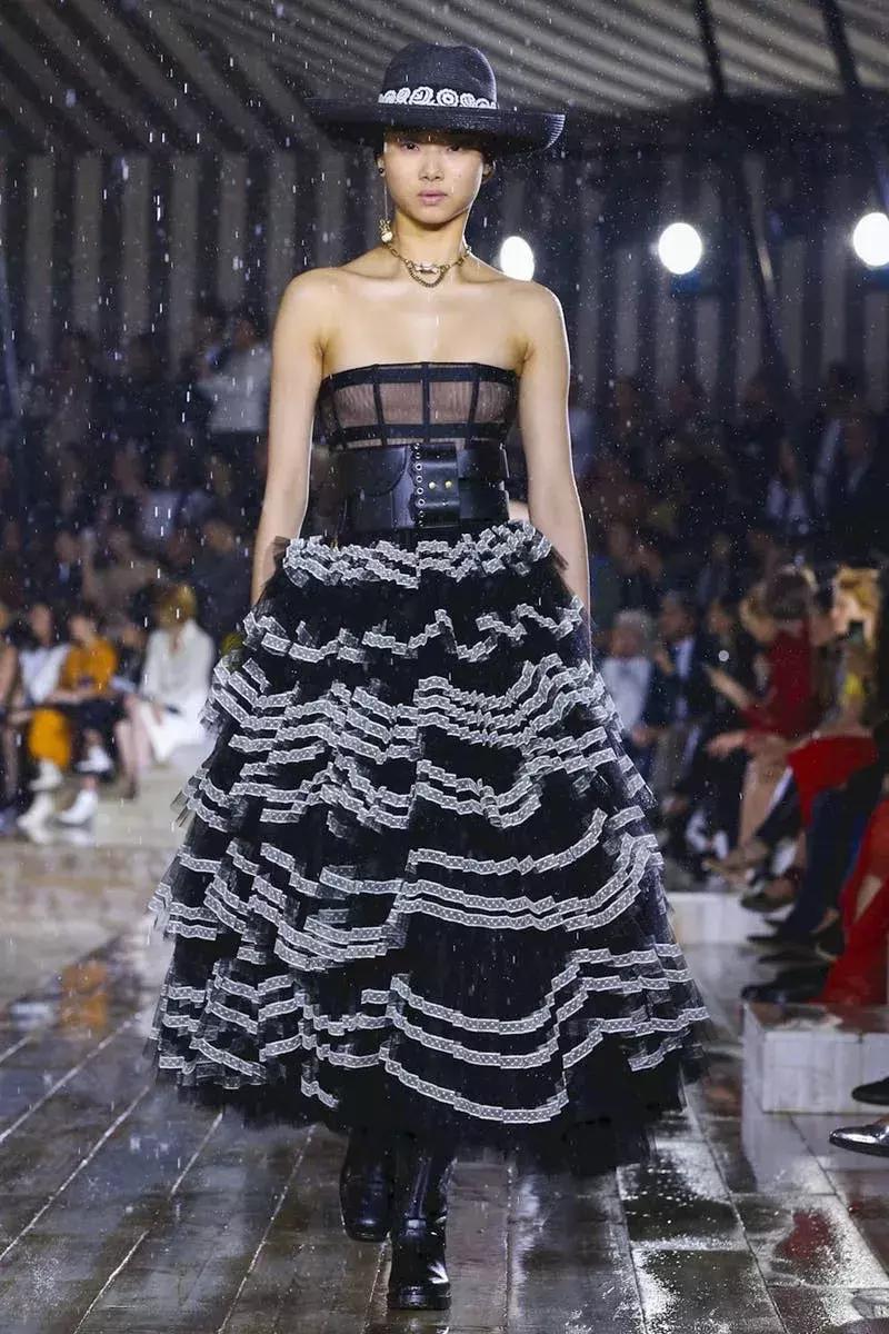 杨采钰迪奥马鞍包,杨采钰出席活动红裙惊艳十足