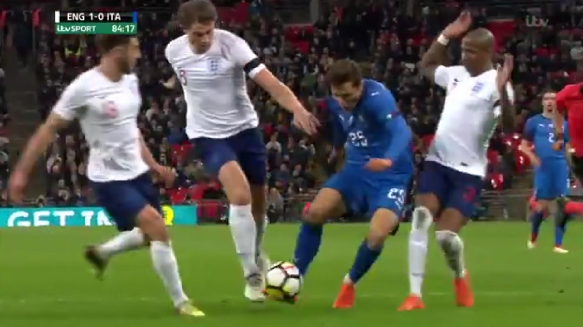 国足衣服颜色为什么不一样,国足球衣颜色被吐槽