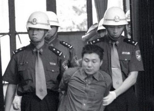 张君为何从善良少年沦为悍匪，他的高中老师说了一句话，揭开谜底