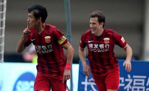 国足戴项链的球员,国足队员上场戴项链