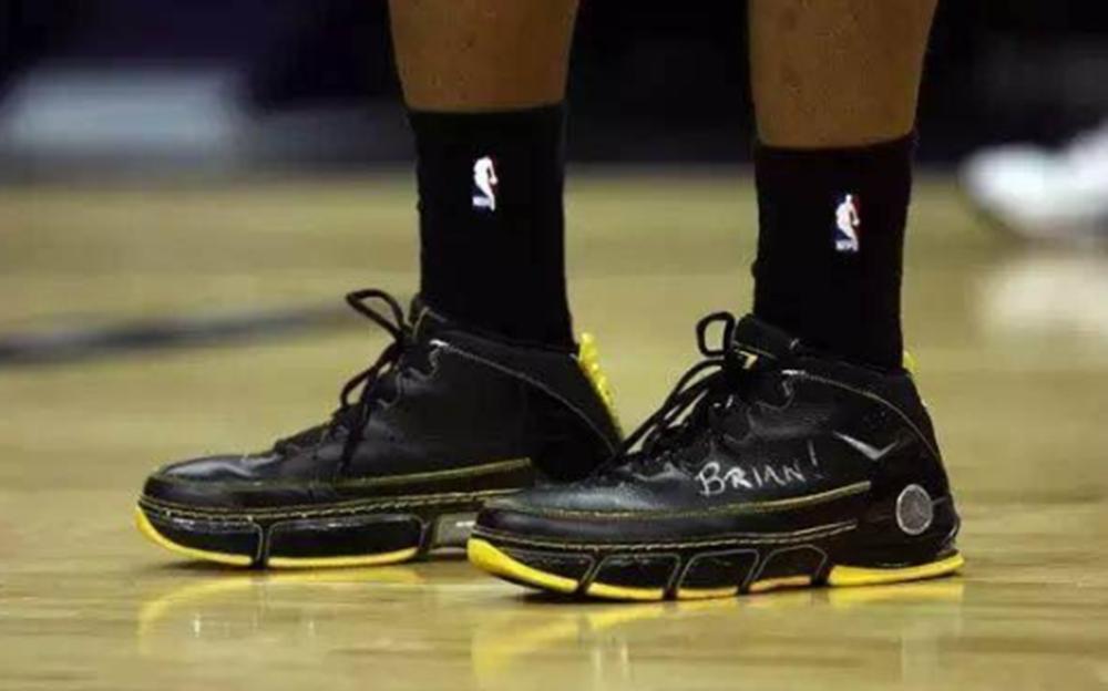 NBA球星都会在鞋子上写啥？詹皇写家人名字，库里提示自己可以X天